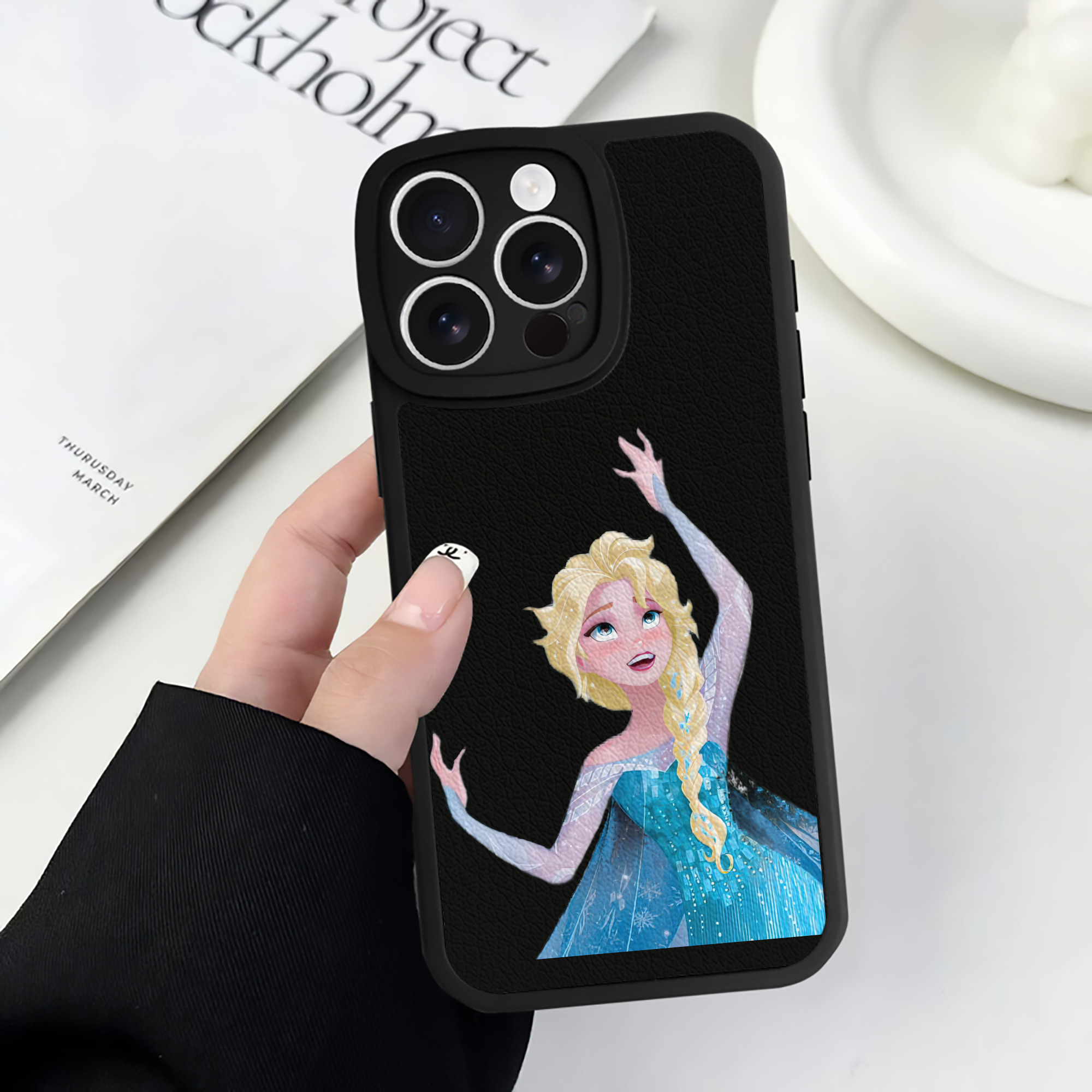 （画像用） アナと雪の女王 アンナ エルサ Frozen Anna Elsa 【iPhone 16シリーズ対応】シリコンスマホケース（レザー調） 材質：シリコン